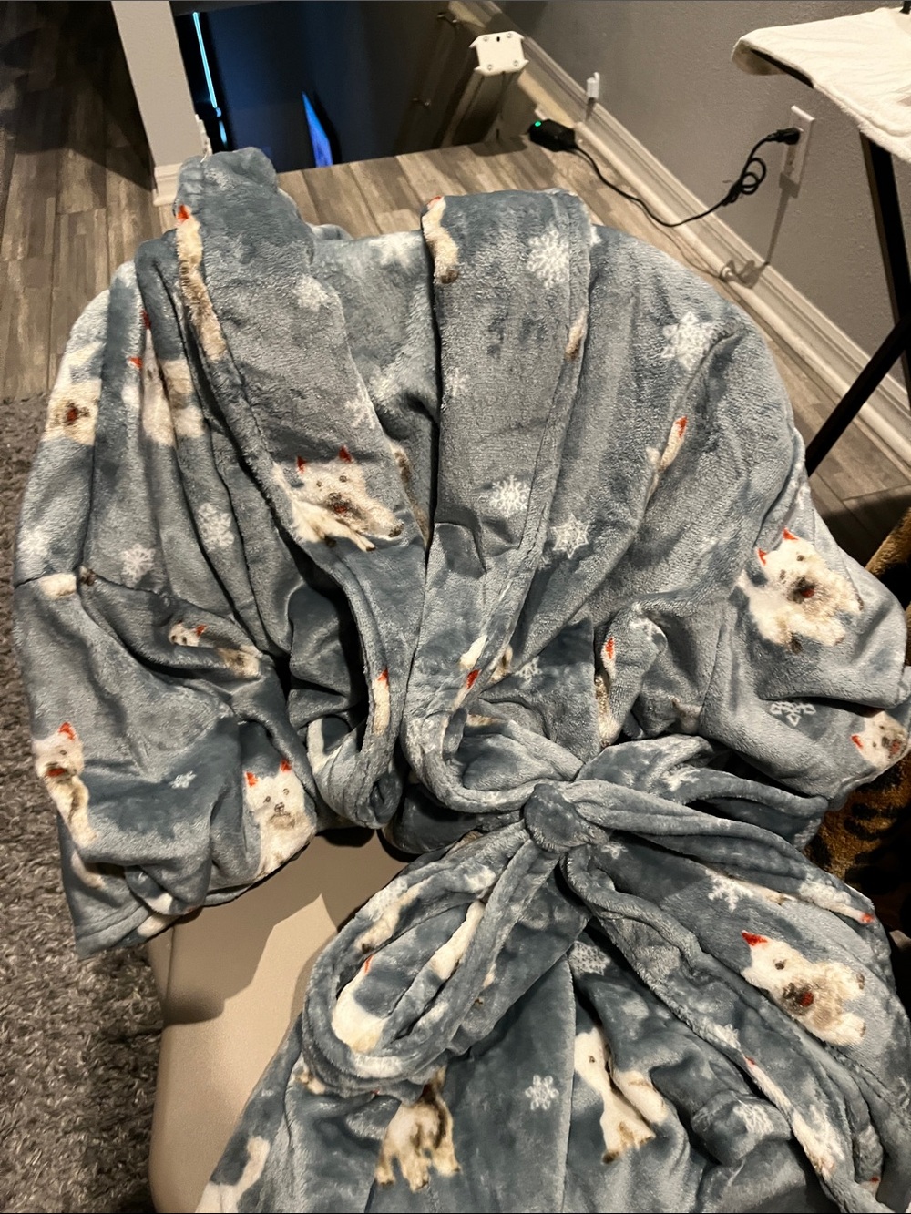 The best  plush bathrobe made by Jeffrey Banks 1 xl to 2 xl for the dog lover